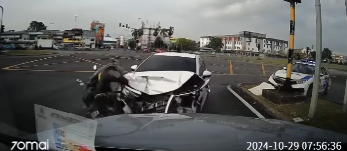 Rakaman Dashcam Tular, Pemandu Langgar Kereta Polis Dan Motosikal Di Lampu Isyarat Bintulu